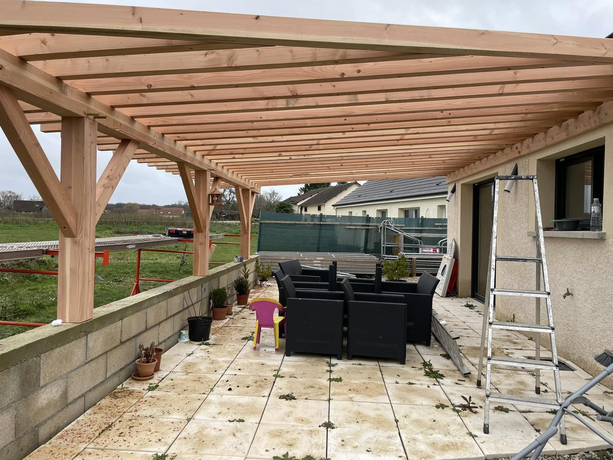 Artisan réalisant des travaux de couverture