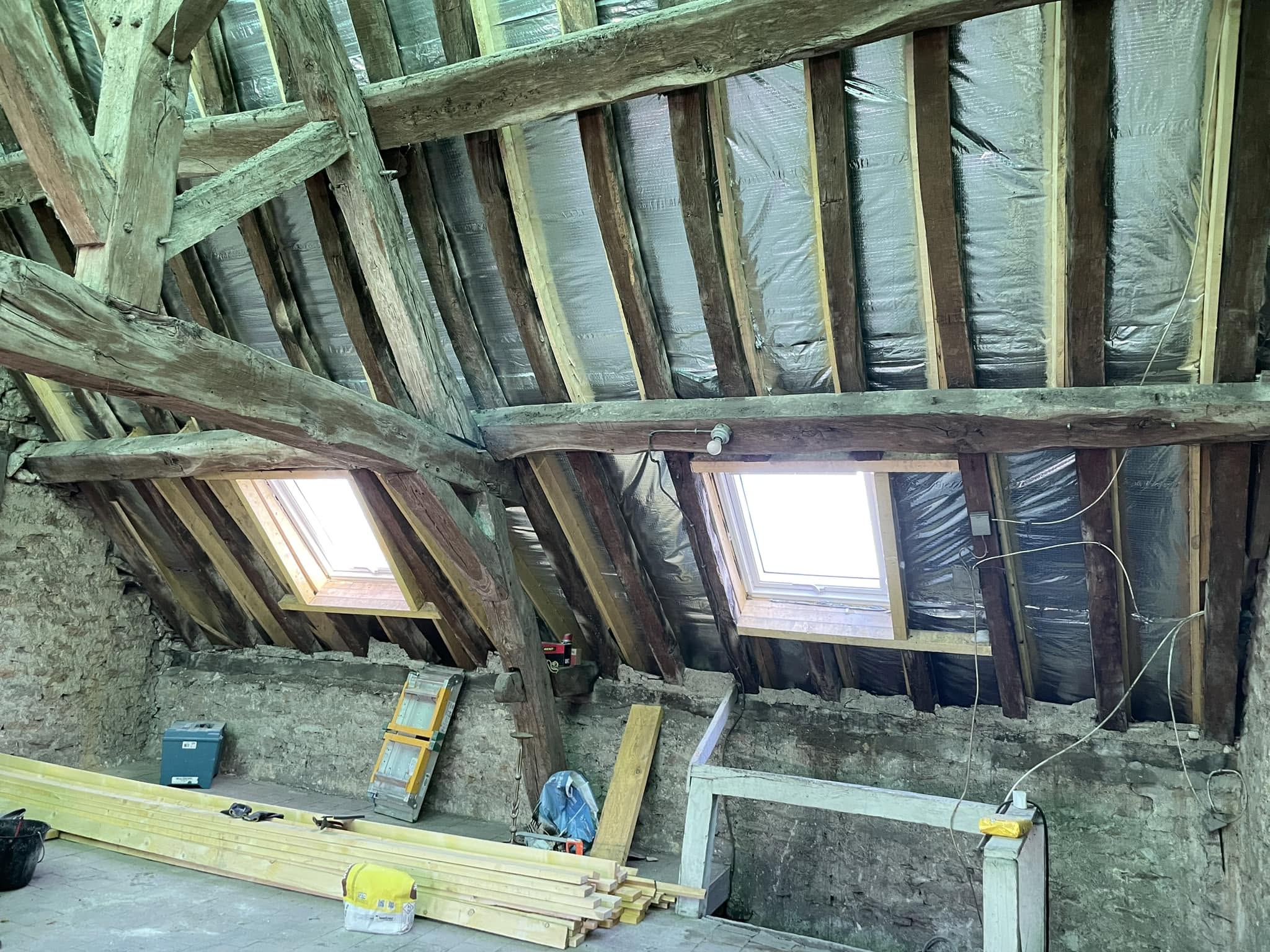 Couvreurs réalisant des travaux sur une toiture