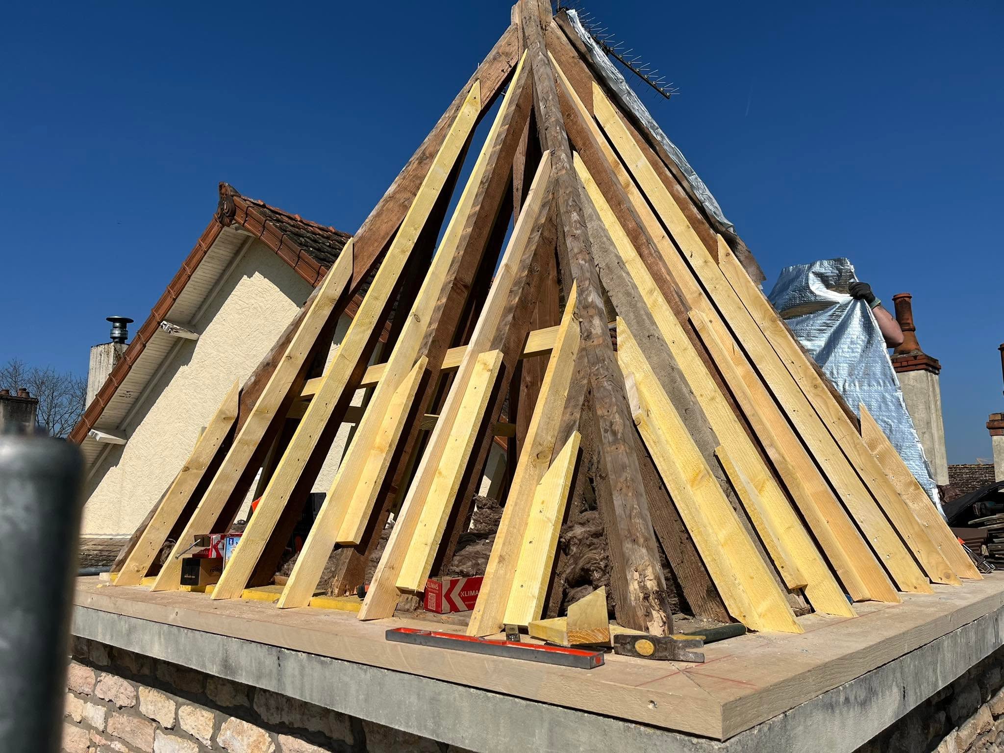 Professionnel du bâtiment équipé pour un chantier de toiture