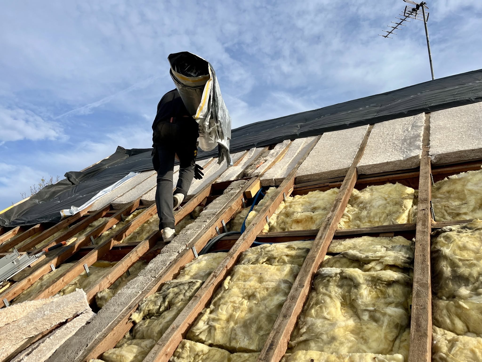 Couvreur intervenant en hauteur sur une toiture