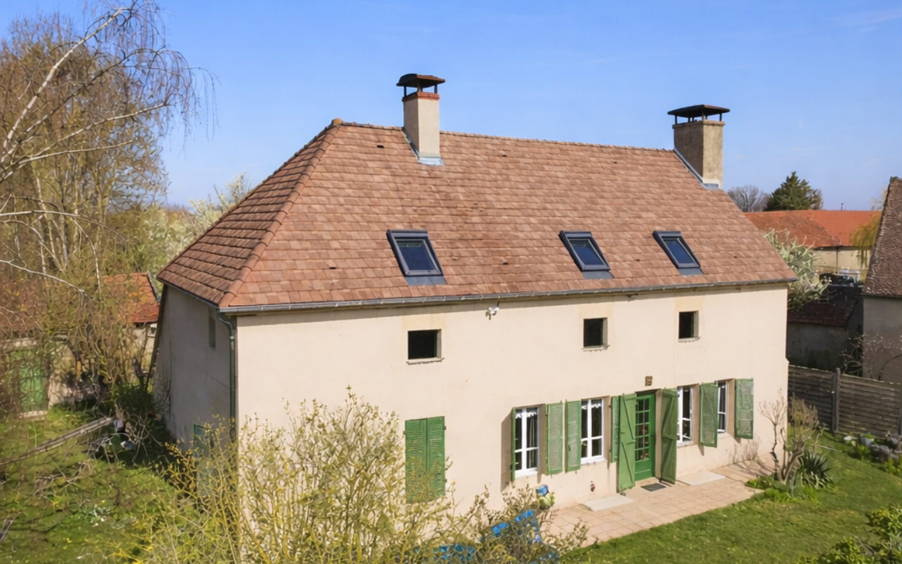 Maison équipée de fenêtres de toit intégrées