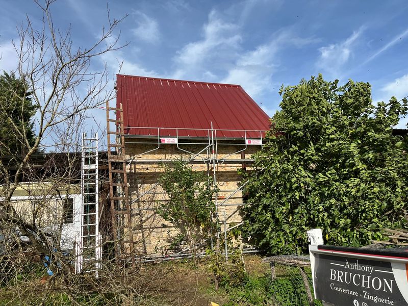 Professionnel du bâtiment équipé pour un chantier de toiture