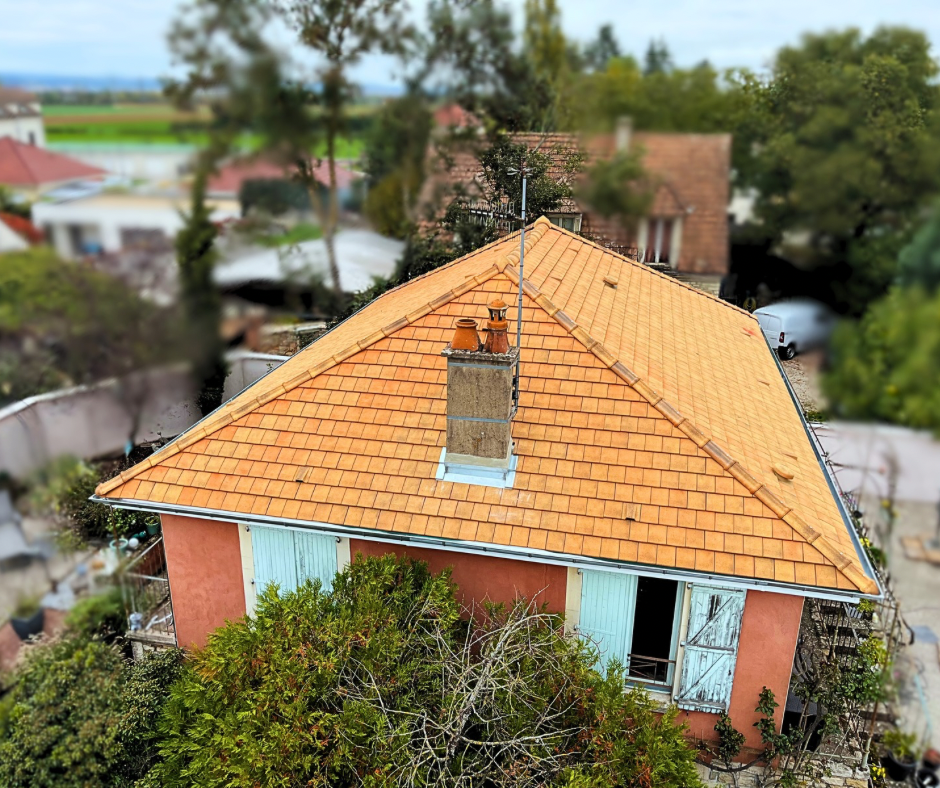 Couvreurs réalisant des travaux sur une toiture